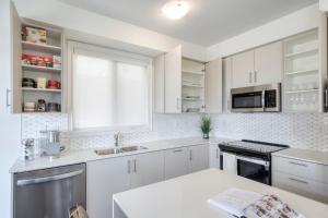Dapur atau dapur kecil di Masterfully Designed Private Suite