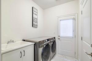 Gambar di galeri bagi Masterfully Designed Private Suite di Bradford