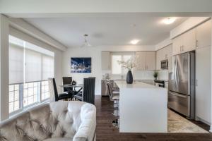 Dapur atau dapur kecil di Masterfully Designed Private Suite