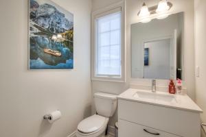 Bilik mandi di Masterfully Designed Private Suite
