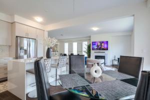 Ruang duduk di Masterfully Designed Private Suite