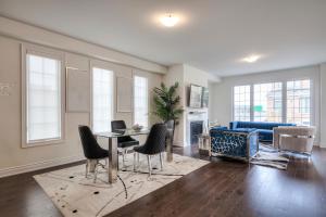 Ruang duduk di Masterfully Designed Private Suite
