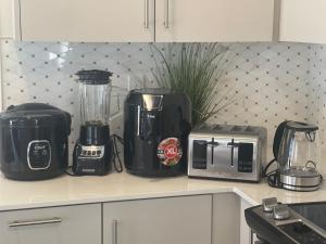 Kemudahan buat kopi dan teh di Masterfully Designed Private Suite