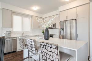Dapur atau dapur kecil di Masterfully Designed Private Suite