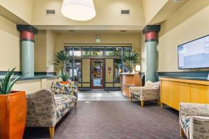 una hall di un ospedale con sedie e una sala d'attesa di Corner Unit in the middle of it all - 99 Walkscore a Seattle