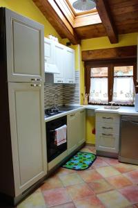 Kuchyň nebo kuchyňský kout v ubytování Casa Coccinella Valdieri