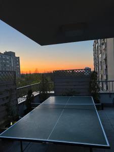 Stolný tenis v ubytovaní Apartament Księcia Janusza alebo v jeho okolí
