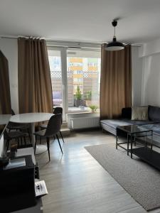 Apartament Księcia Janusza في وارسو: غرفة معيشة مع أريكة وطاولة