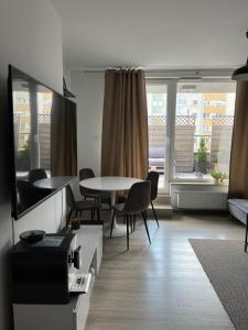 Apartament Księcia Janusza في وارسو: غرفة معيشة مع طاولة وكراسي