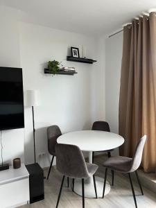 Televízia a/alebo spoločenská miestnosť v ubytovaní Apartament Księcia Janusza