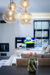 En tv och/eller ett underhållningssystem på Stylish 2BR flat with stunning views & prv parking