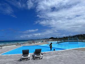 Bazén v ubytování Studio Tortola Orient Bay VUE MER nebo v jeho okolí