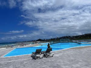 Bazén v ubytování Studio Tortola Orient Bay VUE MER nebo v jeho okolí