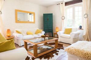 Posezení v ubytování Beautiful Home with Large Gardens and Heated Pool