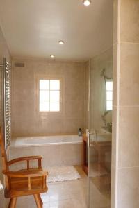 een badkamer met een bad, een toilet en een wastafel bij Beautiful Home with Large Gardens and Heated Pool in Sauveterre-la-Lémance
