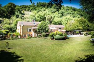 een huis met een grote tuin met een tuin bij Beautiful Home with Large Gardens and Heated Pool in Sauveterre-la-Lémance