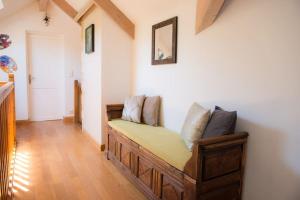 Posezení v ubytování Beautiful Home with Large Gardens and Heated Pool
