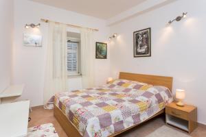 um quarto com uma cama e uma janela em Nila's Place em Dubrovnik