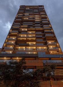 een hoog gebouw met veel ramen bij Studio Luxo Itaim - Homax in Sao Paulo