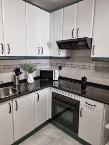 A kitchen or kitchenette at a 2 min de la Catedral