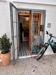 アルテアにあるCasa Kai Altea - Torre de Bellaguardaのドア前に駐輪