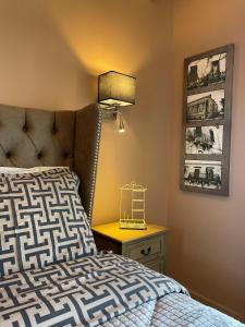ein Schlafzimmer mit einem Bett und einem Tisch mit einer Lampe in der Unterkunft Traditional Villa Mandola in Kefalonia