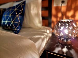 A bed or beds in a room at a 2 min de la Catedral