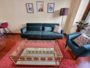 A seating area at a 2 min de la Catedral