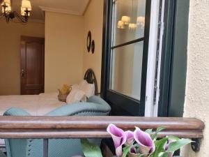 A bed or beds in a room at a 2 min de la Catedral