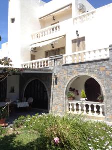 Casa blanca con patio y arco en Irene Villa en Ierápetra