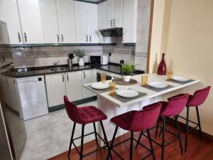 A kitchen or kitchenette at a 2 min de la Catedral