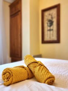 A bed or beds in a room at a 2 min de la Catedral