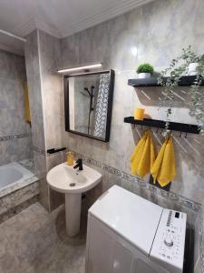 A bathroom at a 2 min de la Catedral