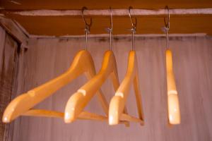 un groupe de trois paires de ciseaux suspendus à un plafond dans l'établissement Hotel Gambrinus, à Poços de Caldas