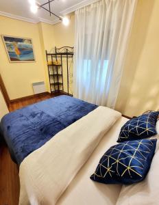 A bed or beds in a room at a 2 min de la Catedral