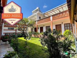 ein Gebäude mit einem Schild, das rio mitzilli liest in der Unterkunft Hotel RioMiel Tlaxcala in Tlaxcala de Xicohténcatl