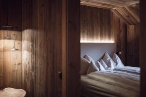 Posteľ alebo postele v izbe v ubytovaní Amus Chalets Dolomites - Luxury Chalets South Tyrol + 37 fotografií