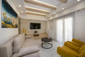 un salon avec un canapé et une télévision dans l'établissement Aretousa Home, à La Canée