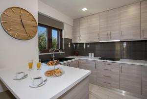 une cuisine avec une grande horloge murale dans l'établissement Aretousa Home, à La Canée