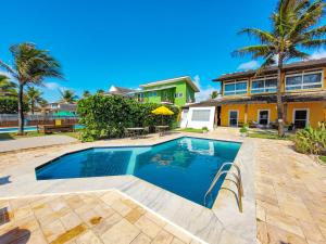 嘎林海斯港的住宿－Suites Sol & Mar，房屋前的游泳池