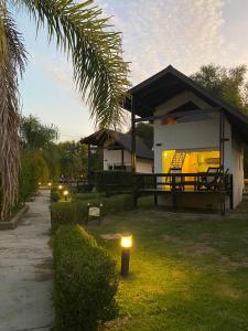 ein Haus mit Lichtern im Gras davor in der Unterkunft Solares de la Bahía in Tigre