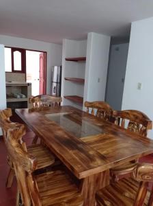 une table en bois entourée de quatre chaises dans l'établissement Villa del Prado, à Villa de Leyva