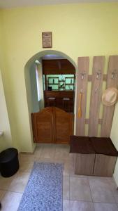 a room with a mirror and a room with a table at Apartman Down Town in Sremska Mitrovica