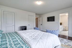 1 dormitorio con 1 cama grande y 2 sillas en Your Perfect Getaway Master Bedroom, en Bradford