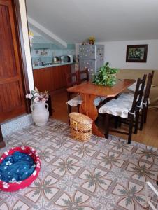 ein Esszimmer mit einem Holztisch und Stühlen in der Unterkunft Casa panoramica in Mascali