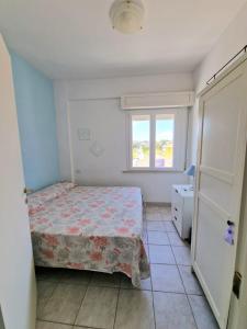 A bed or beds in a room at appartamento centrale con vista Monte Conero