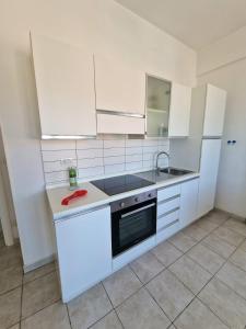 A kitchen or kitchenette at appartamento centrale con vista Monte Conero