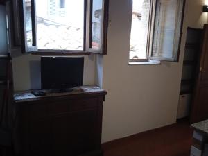 ピティリアーノにあるLa casa di Daisyの窓2つ付きの客室で、デスクにコンピュータモニターが備わります。