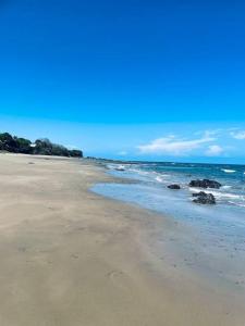 una playa de arena con el océano en el fondo en Casa de la Amor Casita, en Pedasí Town