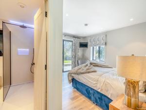Schlafzimmer mit einem Bett und einem Fenster in der Unterkunft The Outhouse in Kendal
